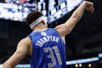 Klay Thompson played a huge role in the Mavericks loss, and NBA fans are giving him the same points as the Golden State Warriors.